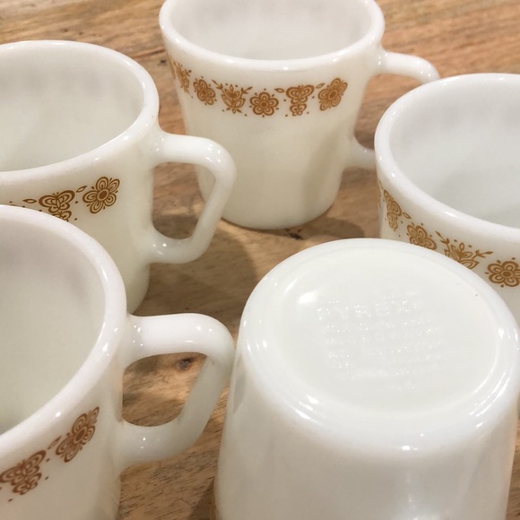 Pyrex set of 5 vintage mustard yellow mugs - Picture 3 of 3